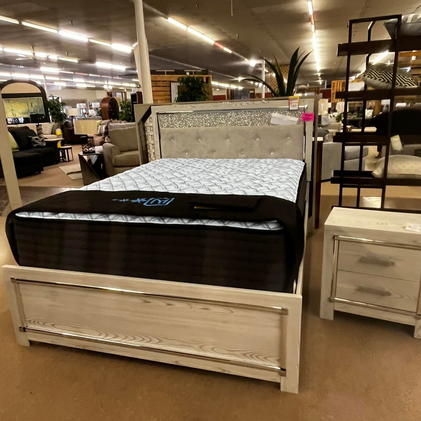Altyra Queen Bed